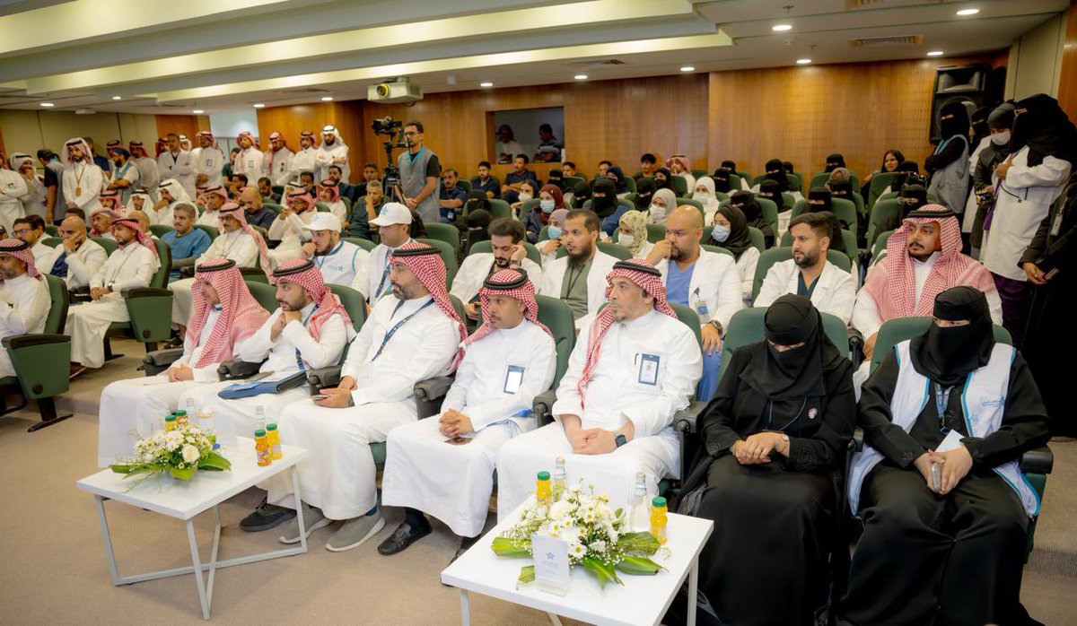 TaifHCluster's tweet photo. بحضور مساعد وزير الصحة الأستاذ عبدالرحمن العيبان، والرئيس التنفيذي لشركة الصحة القابضة الأستاذ ناصر الحقباني، عُقد اليوم لقاء مفتوح مع منسوبي #تجمع_الطائف_الصحي، اتسم بالشفافية وطرح الاستفسارات والإجابة عليها بشكل مباشر، لا سيما ما يتعلق بمسارات التحول الصحي.

وحمل اللقاء رسائل مطمئنة للموظفين، أكدت حفظ الحقوق الوظيفية، واستمرار فرص التطوير والتدريب، بما يعزز الثقة بالمرحلة المقبلة من رحلة التحول الصحي.

وشهد اللقاء تفاعلًا واسعًا من نحو 300 موظف حضروا اللقاء، إلى جانب مشاركة بقية المنسوبين عبر البث المرئي.

من جانبه، أشاد الأستاذ ناصر الحقباني بما تتميز به منشآت #تجمع_الطائف_الصحي من كفاءة وتميز، مؤكدًا أهمية الاستثمار في الكوادر الوطنية وتمكينها، بما يسهم في تحقيق مستهدفات التحول الصحي.