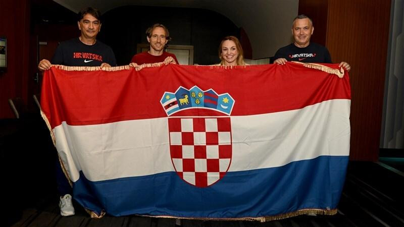CroatiaFooty's tweet photo. 🇭🇷 The Croatian national team hosted Martina Caswell, daughter of Vukovar defender Ivan Senčić, one of the Ovčara victims whose remains were identified last year, in their Dallas hotel the day before facing England.

Luka Modrić gifted her a signed jersey. While President Marijan Kustić and Zlatko Dalić welcomed her alongside the flag that covered her father’s coffin.