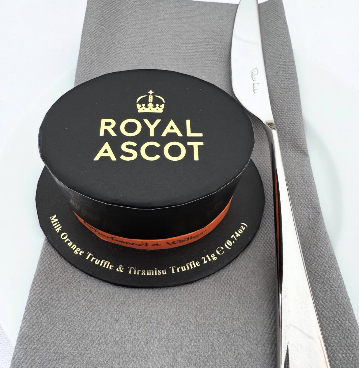 Ruby19838297793's tweet photo. @BritishRoyaltea Mini top hat which has chocolate truffles inside https://t.co/A8n6tU7E1G