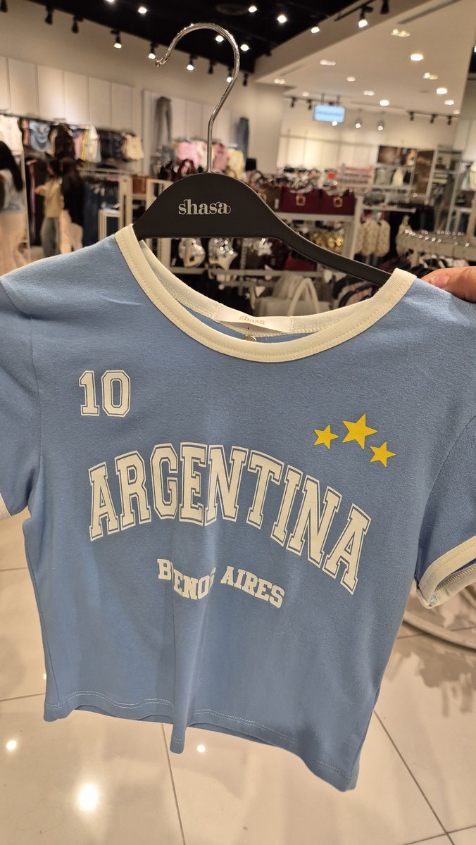 Estrellaaaaaa10's tweet photo. El vato con las playeras originales de todas las selecciones y yo con mis blusitas mamonas de 300 pesos de Shasa y ni modo https://t.co/noCN6KFjRC