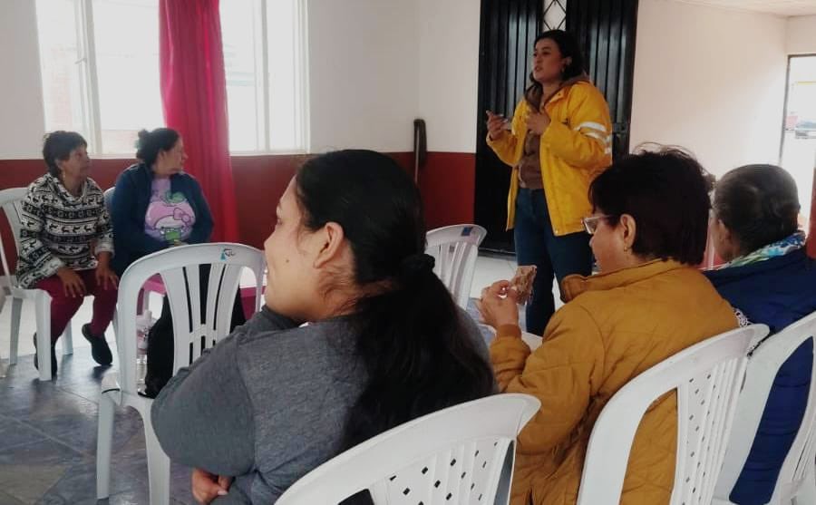 integracionbta's tweet photo. 👉En la localidad de #Usme, realizamos un diálogo comunitario con las personas mayores👵👴 con el fin de prevenir violencias, abandono y la habitabilidad en calle,🤗 además en simultáneo realizamos una jornada de autocuidado y escucha activa en la que atendimos 2️⃣0️⃣ ciudadanos 🙋‍♀️🙋‍♂️habitantes de calle, a quienes invitamos a unirse a nuestros servicios.🤝
En articulación con @SectorSalud.🤝

#AquíSíPasa🟡🔴