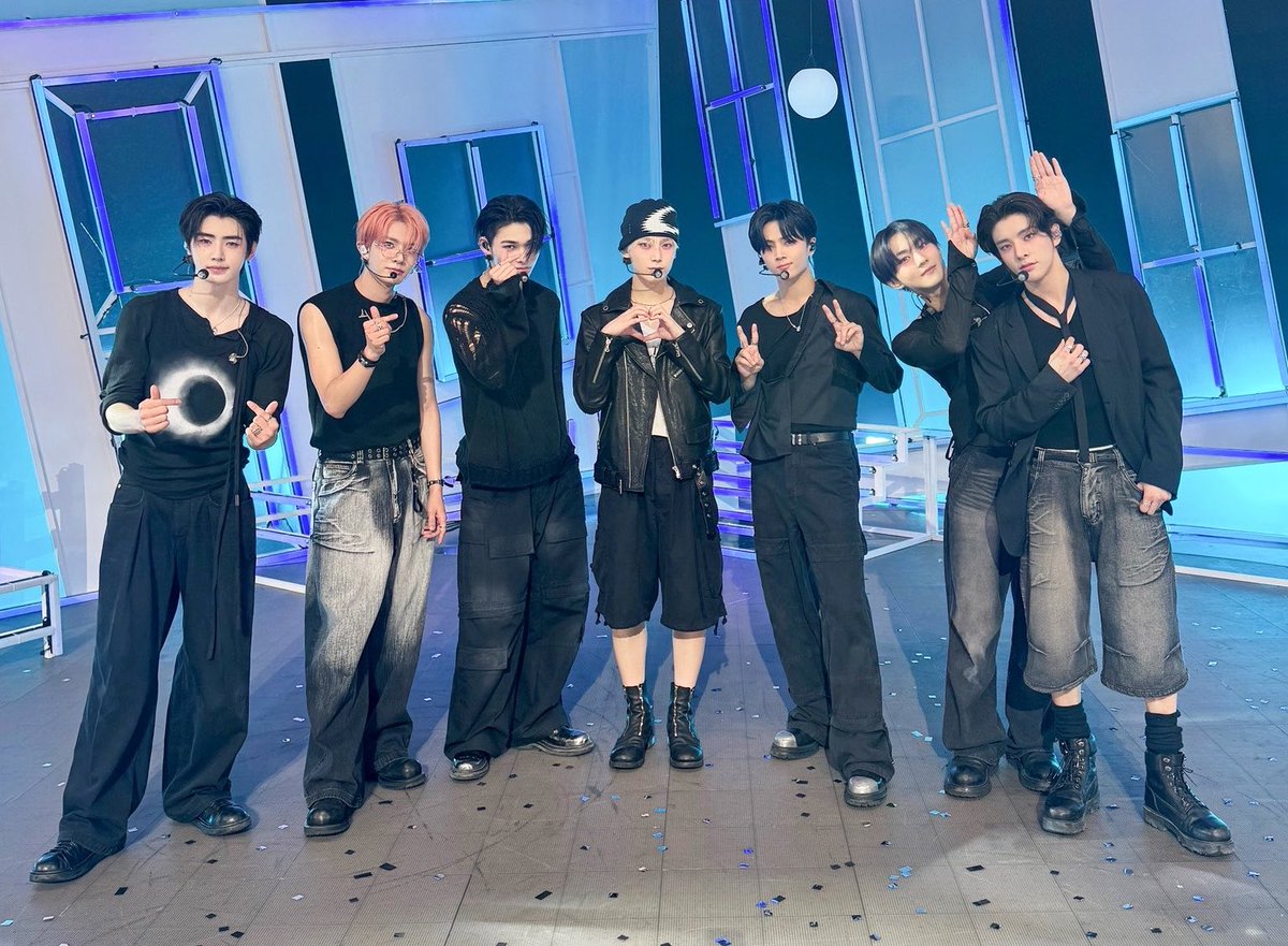 heegirIfriend's tweet photo. — RT &amp; DROP TAGS FOR OUR SEVEN 🌟!!

#sevEN_Are_Our_Galaxy
#Treat_SevEN_With_Consideration https://t.co/IPzN5f8IYv