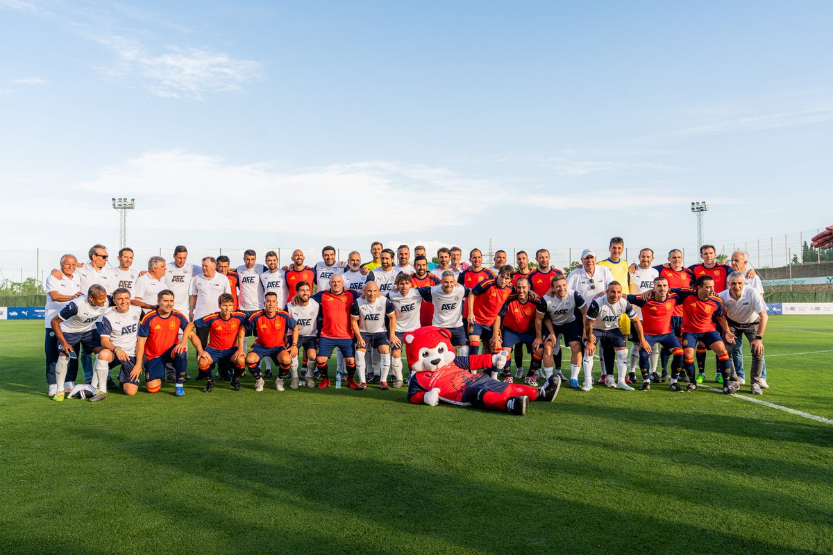 davidaganzo's tweet photo. Hoy ha sido emocionante volver a compartir vestuario y césped con compañeros con los que viví momentos inolvidables, como aquel Mundial Sub-20 que tuvimos la suerte de conquistar juntos.

Los años pasan, pero hay amistades, recuerdos y valores que permanecen intactos.

Pero lo más importante era estar aquí por una buena causa, porque el fútbol siempre es más grande cuando se pone al servicio de quienes más lo necesitan.

Gracias a todos los que habéis colaborado para apoyar la labor de CADI ⚽💙.