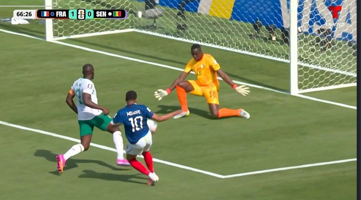 KunalVkf18's tweet photo. I was about to tweet "Mbappe stinking in this match" 

Then he scored the Goal 😭🔥 https://t.co/71oM4M14nv