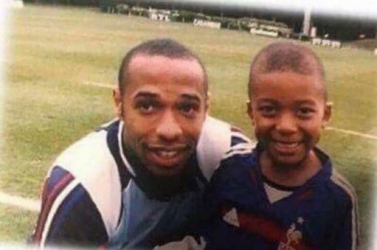futnostalgico's tweet photo. Mbappé e Henry em 2004. 🇫🇷🤩 https://t.co/H2Wu9RyULN