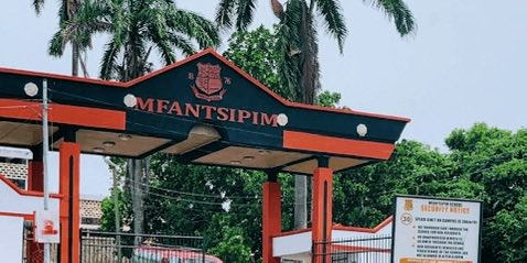 cdrafrica's tweet photo. 🇬🇭 A 17-year-old final-year student of Mfantsipim Senior High School, Emmanuel Arthur, has died by suicide, the Central Regional Police Command has confirmed.

The student’s remains were found in an uncompleted building at Ola North in Cape Coast after a report was made to the police. 

A search of the scene led to the recovery of personal belongings, including examination materials bearing his name, while school authorities later confirmed his identity.