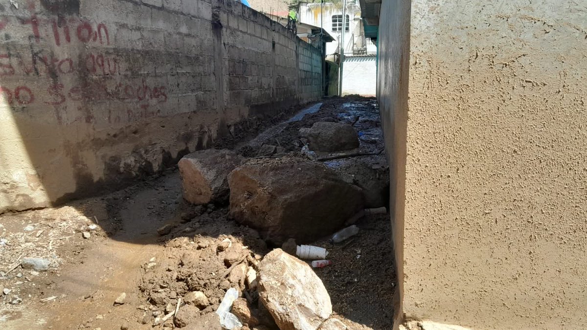 stereo100xela's tweet photo. 🔴 EVALÚAN DAÑOS EN ALMOLONGA POR LLUVIAS | Este martes @ConredGuatemala desarrolla Evaluación de Daños y Análisis de Necesidades (EDAN) en viviendas afectadas por flujo de lodo en el sector Xeoj, #Almolonga, #Quetzaltenango.
Vía Rubén Jocol
#Stereo100Noticias https://t.co/U9gLCNiI0J
