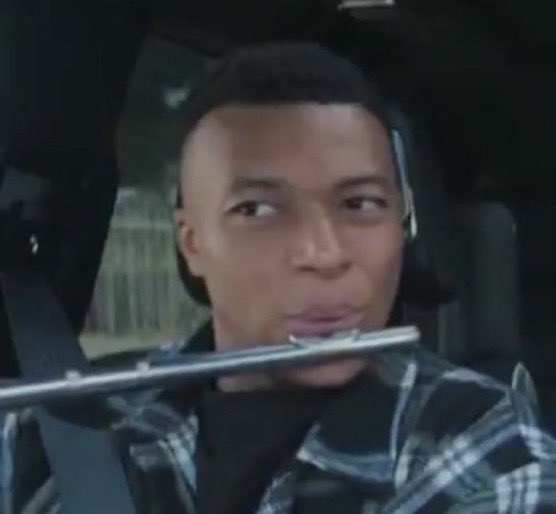 FrenchRapUS's tweet photo. 🚨 CET HOMME A TENU SA PROMESSE !!! 

Kylian Mbappé avait promis à l’animateur James Corden qu’il célébrerait son but avec une flûte pendant la Coupe du Monde ⚽️ 

Promesse faite… promesse tenue dès le premier match 😭 https://t.co/W049LvKwxz
