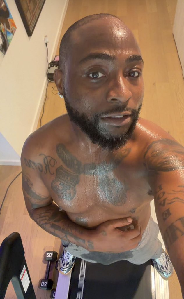MissRozapepper's tweet photo. Davido’s six packs loafing 💪 https://t.co/KyL9wMQgNb