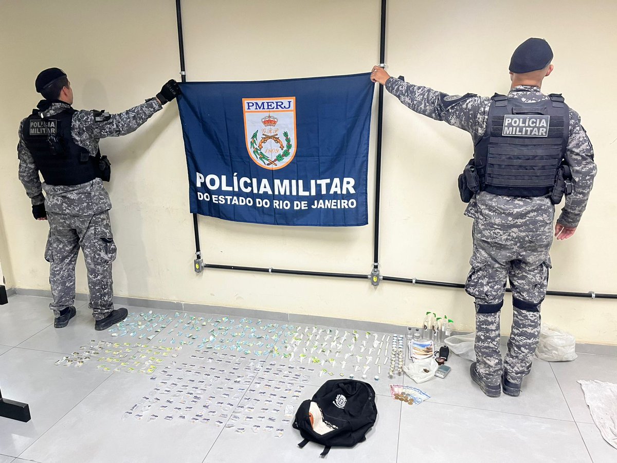 PMERJ's tweet photo. Policiais do #RECOM prenderam um criminoso com mandado de prisão em aberto em São Gonçalo. Com ele, foram apreendidos entorpecentes, rádio comunicador, balança de precisão, anotações do tráfico e dinheiro em espécie.

A ocorrência foi encaminhada à 72ª DP.

#ServireProteger https://t.co/wqJEqHj1eY