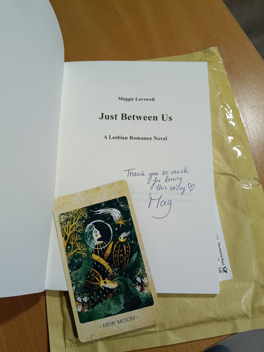 Galhia's tweet photo. Como cuando llegas a casa después de varias semanas de viaje y te encuentras esto en el correo. Gracias Genia @littllmagnolia, por tu talento y por los regalos extras. Hace mucho que un cumpleaños no me llenaba de tanta satisfacción. https://t.co/shpLFQGBGQ