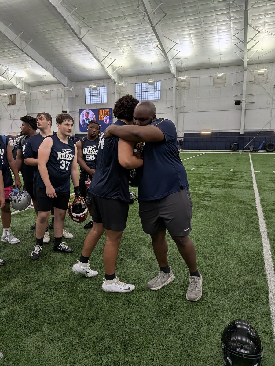 DominicJOrtega's tweet photo. Grateful to be invited to Toledo’s BIG MAN Camp ✉️. Had a great time running through some drills and competitive 1on1’s 💪 Can’t wait to start building this relationship 🚀 @coachLong95 @Jamahl_Johnson @Coach_Franke https://t.co/U7SqW75EE8