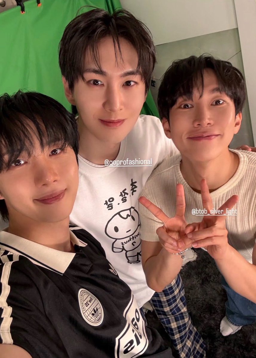 Huisfan_cake's tweet photo. 가운데 남자 티셔츠 정말 탐난다 https://t.co/5b9v6hR98e