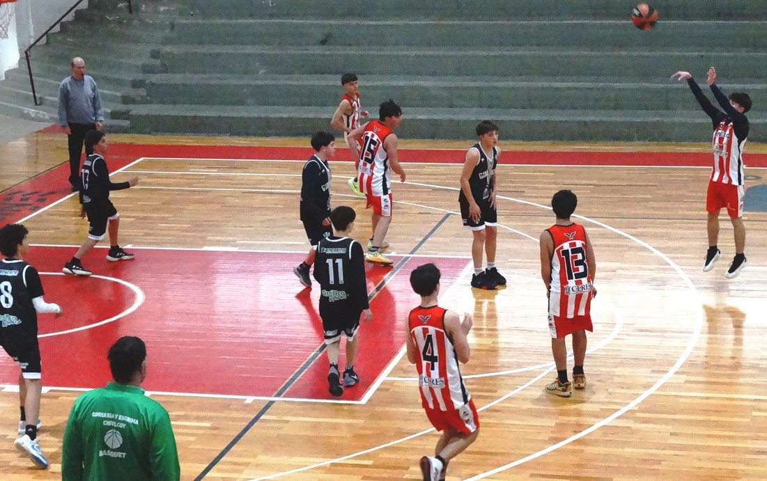 CA9deJulio's tweet photo. Los equipos de basquetbol masculino del @ca9dejulio viajaron el sábado a Chivilcoy para enfrentar a los de Gimnasia, por la penúltima fecha del Torneo Apertura de la Asociación: en Infantiles Atlético perdió 77 a 32 y en Cadetes, gran triunfo 57 a 51. Gimnasia no tiene Juveniles https://t.co/sEgH5H0IuK