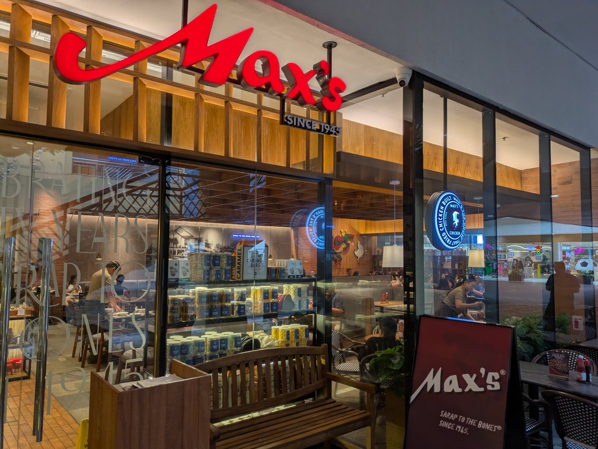 AsiantravelJ's tweet photo. 友人と定番Max のフィリピン料理を堪能しました。久々の再会に乾杯! 🍻
#Manila
#MallofAsia https://t.co/YrLEJdWSSy