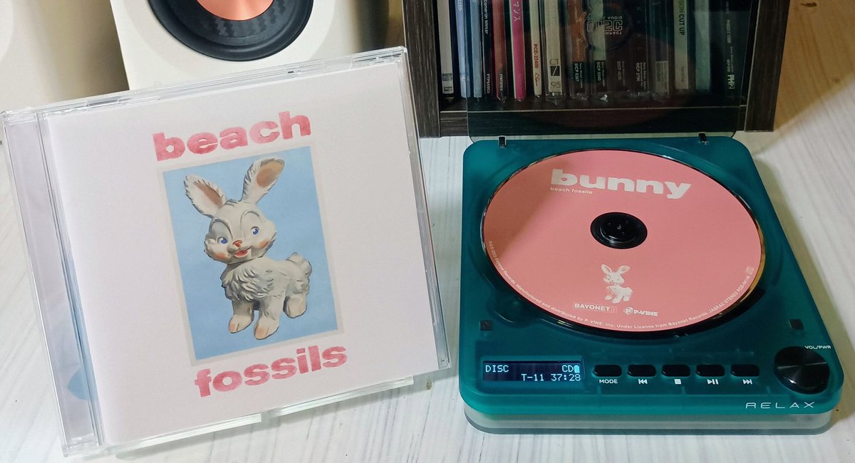 Jcatcatcom's tweet photo. #NowPlaying️
Beach Fossils / Bunny(2023)

美しい空とか透明な水を思い起こすのですが、PixelTunesで聴くとさらに軽やかさが加わり、天にも昇りそうです🪽
うさぎとピンクがかわいい🐇
#PixelTunes #CDプレーヤー https://t.co/dE9SThKyQi