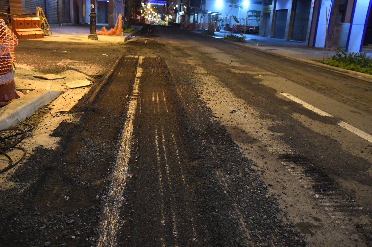 ObrasEnGYE's tweet photo. Se ejecutó trabajos nocturnos de fresado en tramo de calle Pichincha desde 9 de Octubre a Aguirre. Sábado se efectuará colocación de carpeta asfáltica.
Seguimos trabajando para mejorar  movilidad en Guayaquil.
#GuayaquilNoSeDetiene
#CiudadDeTodos
@aquilesalvarez 
@taticoronelf https://t.co/ZAv3gzjreh