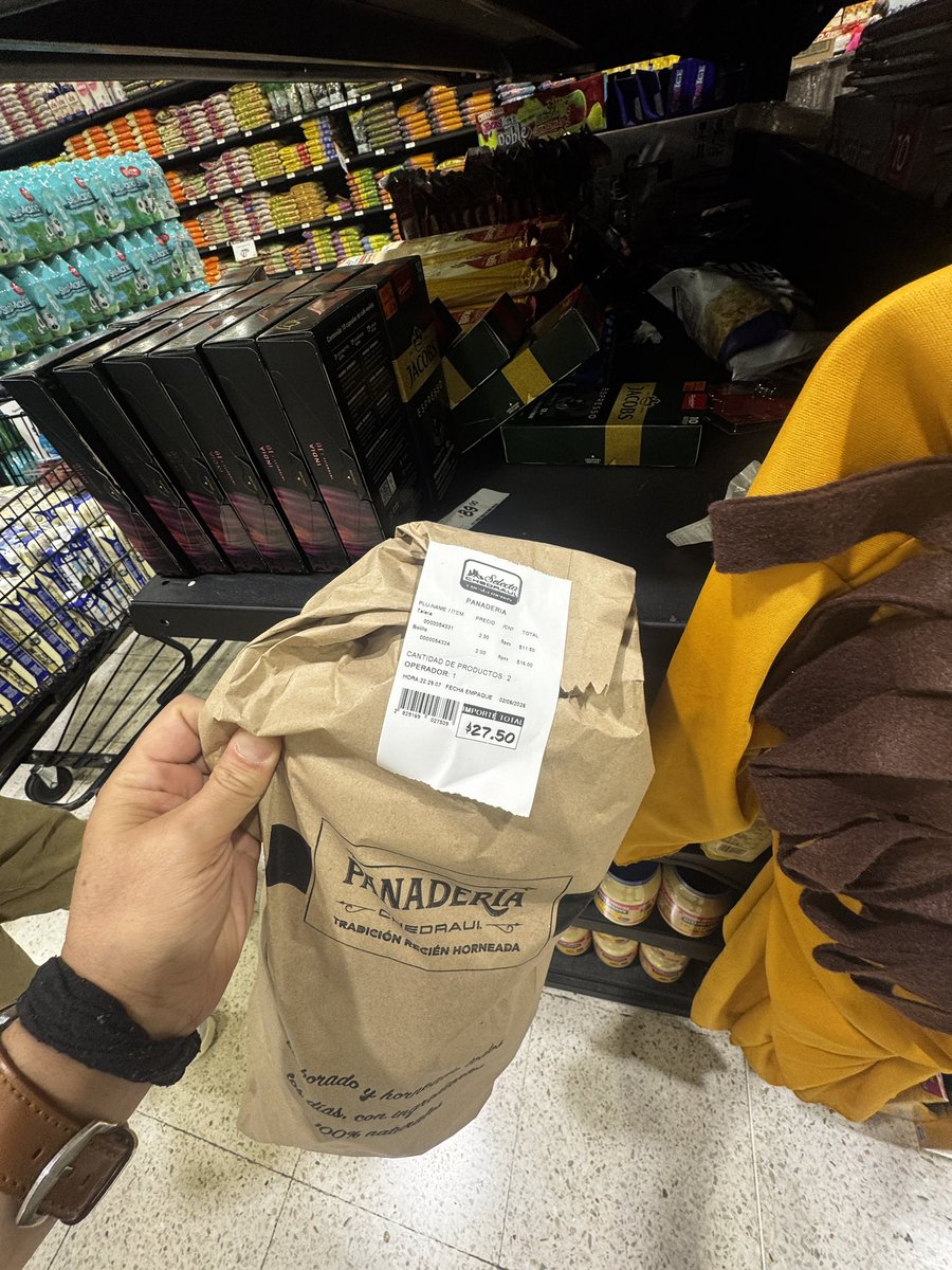 diazgiles's tweet photo. Alguien se arrepintió y dejó su pan en un anaquel y ahora estoy tentado a pagar $27  por una mistery box.

Pero de pan https://t.co/RzqlInsOUV