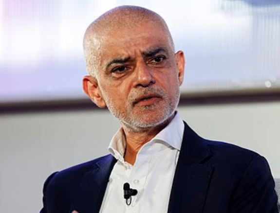 TheGriftReport's tweet photo. Sadiq Khan’s £12.50-a-day ULEZ tax on drivers has not improved London air quality as much as he claims, new figures show.

The Mayor credited the world’s largest clean air zone with bringing harmful nitrogen dioxide (NO2) levels across the capital within legal limits for the first time in 2024, claiming roadside NO2 in outer London is now 24% lower than it would have been without ULEZ.

However, analysis of official local authority monitoring data reveals that more than half of London’s boroughs are still recording illegal annual average NO2 levels above the 40 µg/m³ legal limit.

At least 18 individual monitoring stations,  including one in the centre of Romford recording almost twice the legal limit and several in the City of London (which has had ULEZ for seven years) remain in breach.

ULEZ generated a record £219 million in revenue last year.

Professor Frank Kelly, a leading air quality expert, said: “When you look at a lot of these other monitors… we’re exceeding legal limits.” Asthma + Lung UK has called for urgent action to address the discrepancies between Defra’s modelling and denser local authority data.