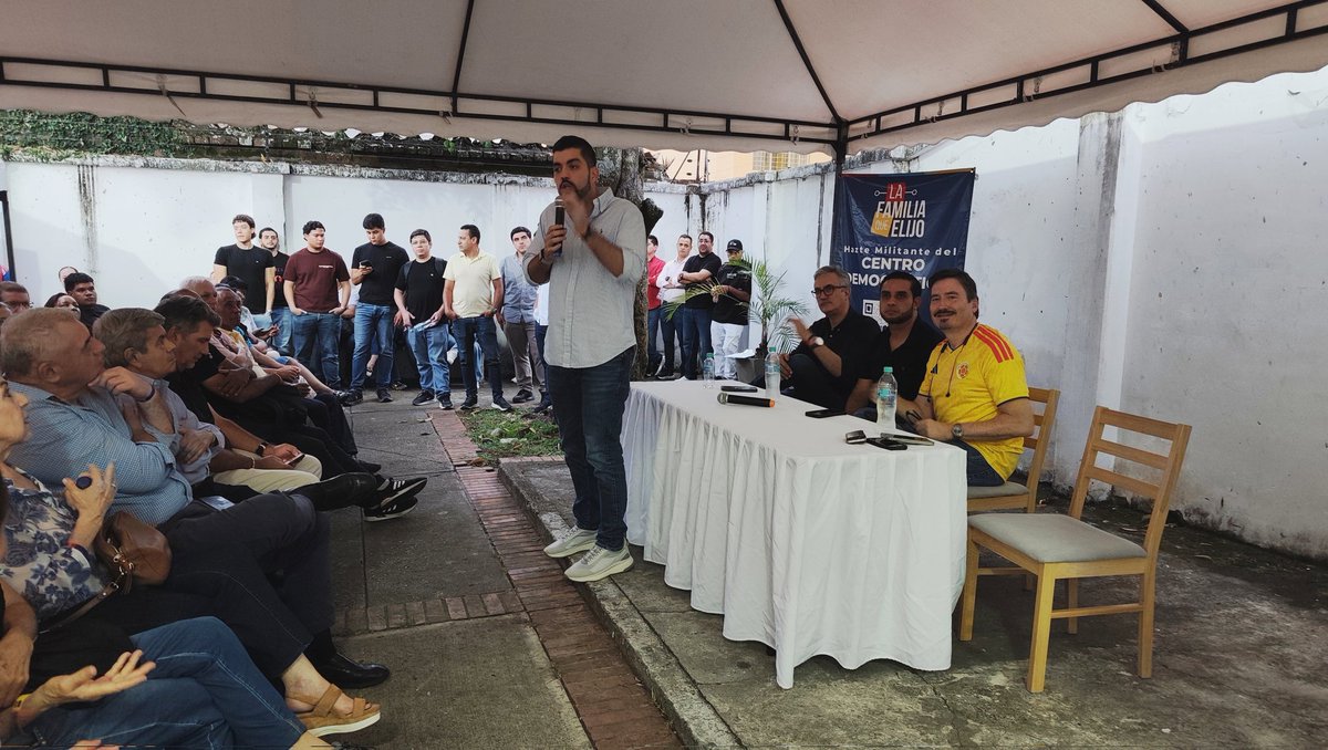 SantiCastrogo's tweet photo. Nos reunimos con los líderes, militantes y amigos de nuestro partido @CeDemocratico junto al Senador electo @ChriGarces, el diputado @RafaValluno y el concejal @jfmurgueitio. El mensaje es uno solo: cuando la libertad y el futuro del país están bajo amenaza, la unidad se convierte en nuestra mayor fuerza.
