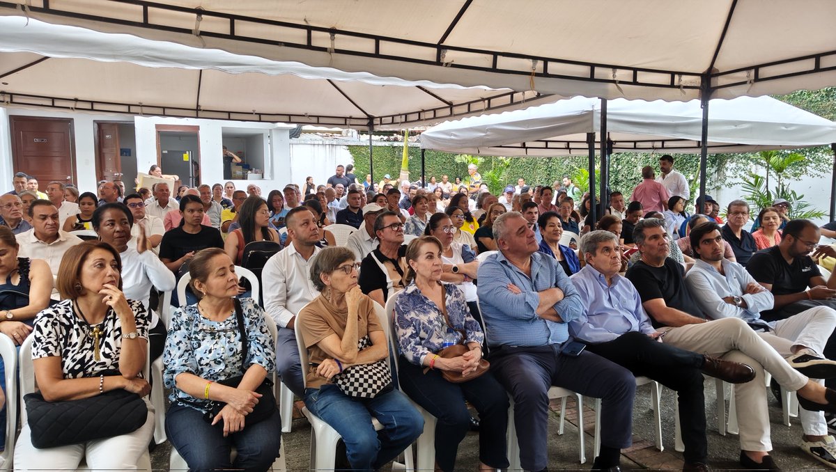 SantiCastrogo's tweet photo. Nos reunimos con los líderes, militantes y amigos de nuestro partido @CeDemocratico junto al Senador electo @ChriGarces, el diputado @RafaValluno y el concejal @jfmurgueitio. El mensaje es uno solo: cuando la libertad y el futuro del país están bajo amenaza, la unidad se convierte en nuestra mayor fuerza.