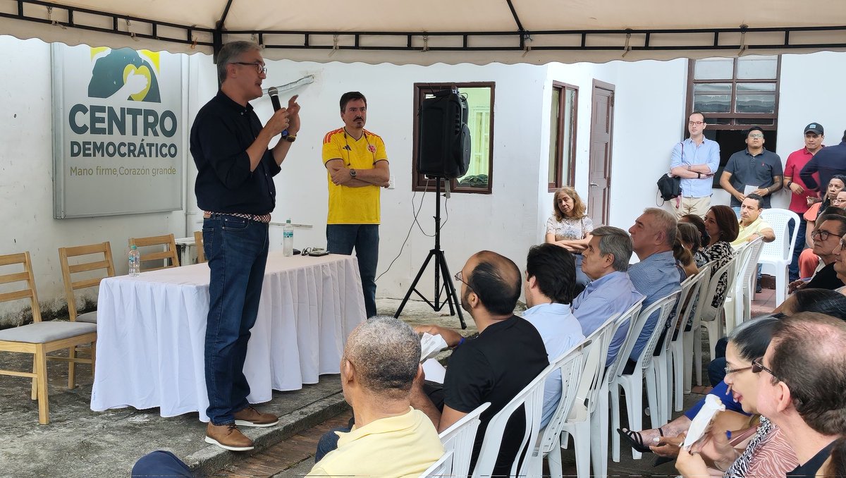 SantiCastrogo's tweet photo. Nos reunimos con los líderes, militantes y amigos de nuestro partido @CeDemocratico junto al Senador electo @ChriGarces, el diputado @RafaValluno y el concejal @jfmurgueitio. El mensaje es uno solo: cuando la libertad y el futuro del país están bajo amenaza, la unidad se convierte en nuestra mayor fuerza.