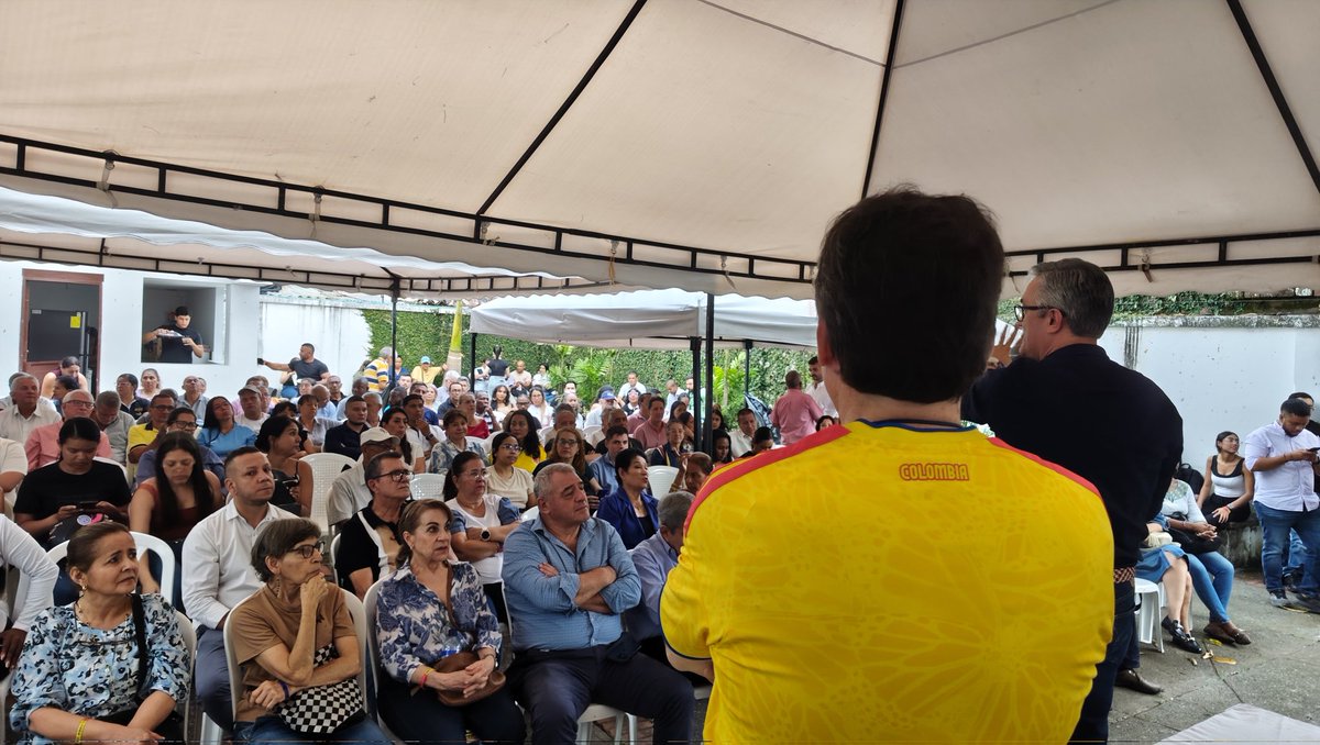 SantiCastrogo's tweet photo. Nos reunimos con los líderes, militantes y amigos de nuestro partido @CeDemocratico junto al Senador electo @ChriGarces, el diputado @RafaValluno y el concejal @jfmurgueitio. El mensaje es uno solo: cuando la libertad y el futuro del país están bajo amenaza, la unidad se convierte en nuestra mayor fuerza.