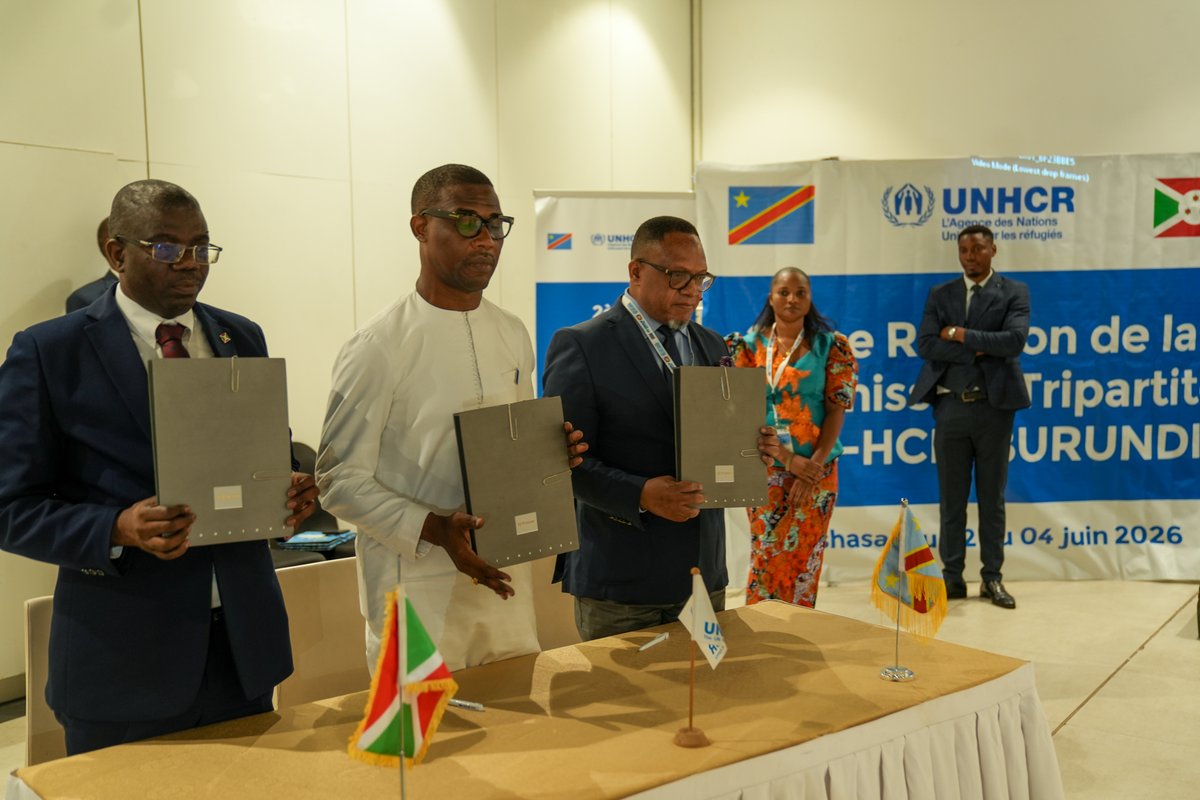 UNHCR_DRC's tweet photo. #DRC 🇨🇩 – #Burundi 🇧🇮 #UNHCR

➡️ + 1⃣8⃣7⃣0⃣0⃣0⃣🇨🇩refugees in Burundi
➡️ + 4⃣6⃣0⃣0⃣0⃣ 🇧🇮 refugees in DRC

''Durable solutions require more than dialogue. Refugees need education, health, and livelihoods. international support is urgently needed''

Pierre Atchom UNHCR Rep in 🇨🇩 https://t.co/1Vs1mATW9g