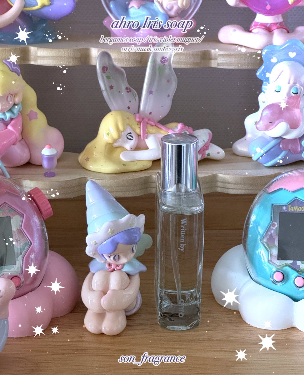 son_fragrance's tweet photo. 저번에 뭔가 책등 모양이 잘 안보여진것같아서 
새로운 각도로 찍어본 아로의 아이리스 솝!
시간대랑 상관없이 은근 손이 자주 가서 샤워 하고 나서도 
뿌려보고 일하다가도 한번씩 뿌려봤는데 언제 뿌려도 
은잔한 향이 너무 좋더라구요.. 
특히 샤워하고 나와서 존슨즈 베이비 베드타임 
바디오일이랑 아이리스 솝 레이어링 하니깐 걍 
완전 꽃거품 속에 잠드는 요정이 된기분... 💜