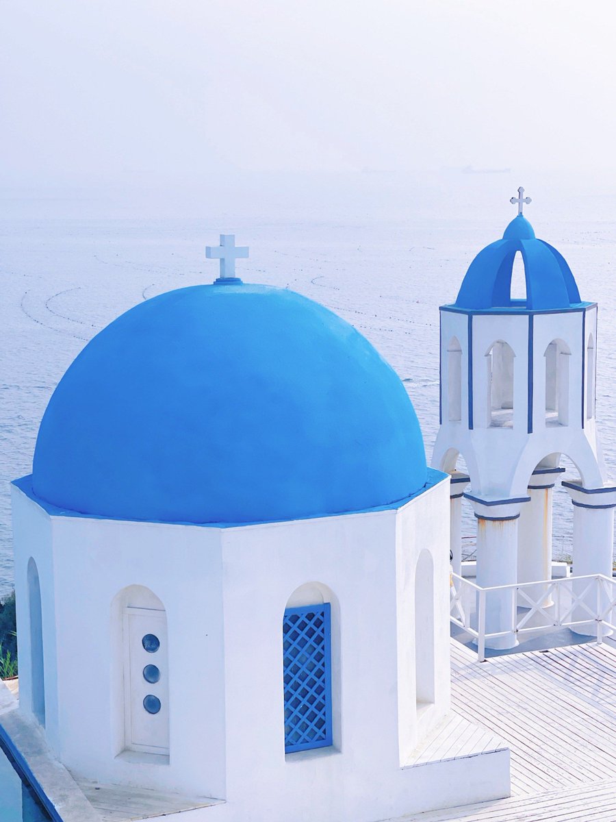 africanmangoo's tweet photo. Spent the morning wandering the coastal lanes of Santorini—whitewashed houses, blue domes, and the Aegean Sea glinting in the sun. Pure magic that turned a regular Tuesday into something unforgettable https://t.co/ji7b5hFI7w