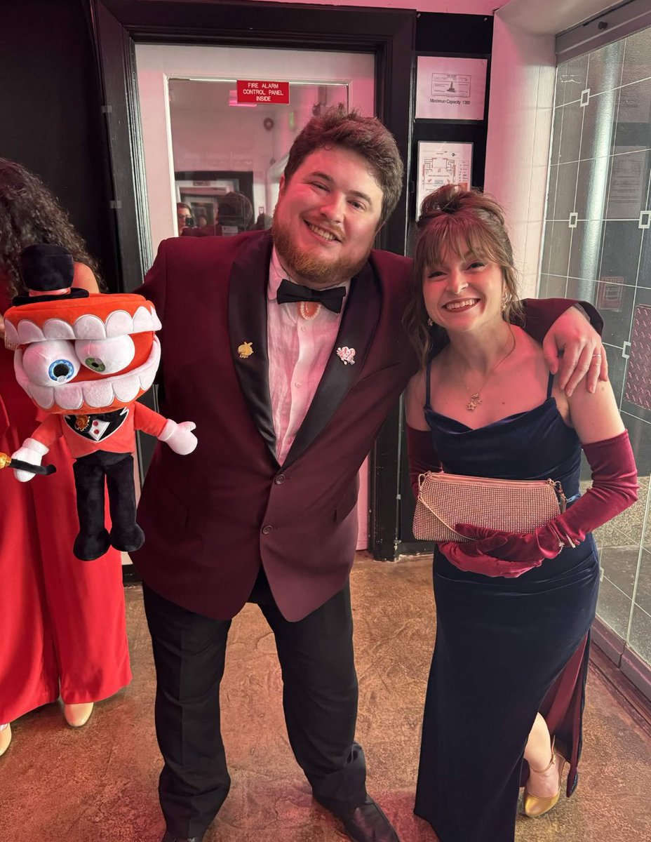 Creativewafflee's tweet photo. The Caine puppet is way bigger than I thought LMAO https://t.co/r2s6Zfz2Fr