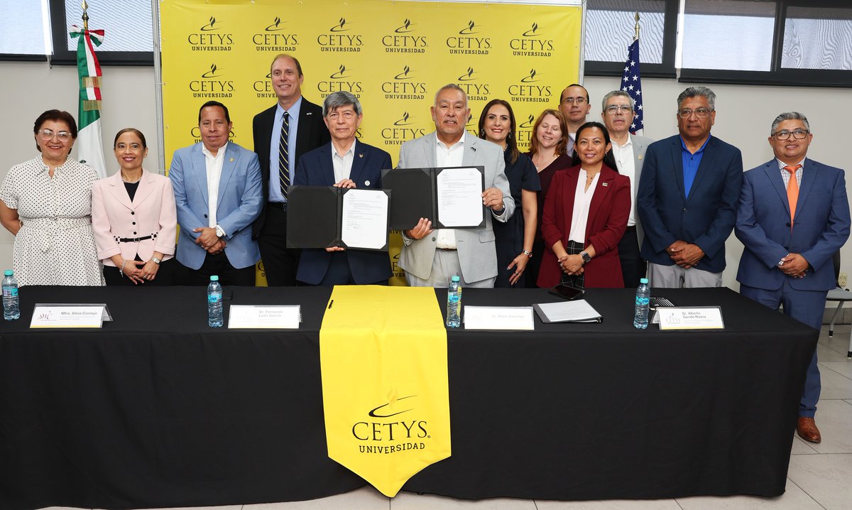 DrFernandoLeonG's tweet photo. El CaliBaja Higher Education Consortium #CHEC avanzó hoy con acuerdo entre @SWC_college y @cetysuni para grado colaborativo en Negocios Internacionales, y se efectuó Graduación Binacional de SWC en Campus Tijuana, para estudiantes y familias de Tijuana y BC. https://t.co/dRO1u69oOW