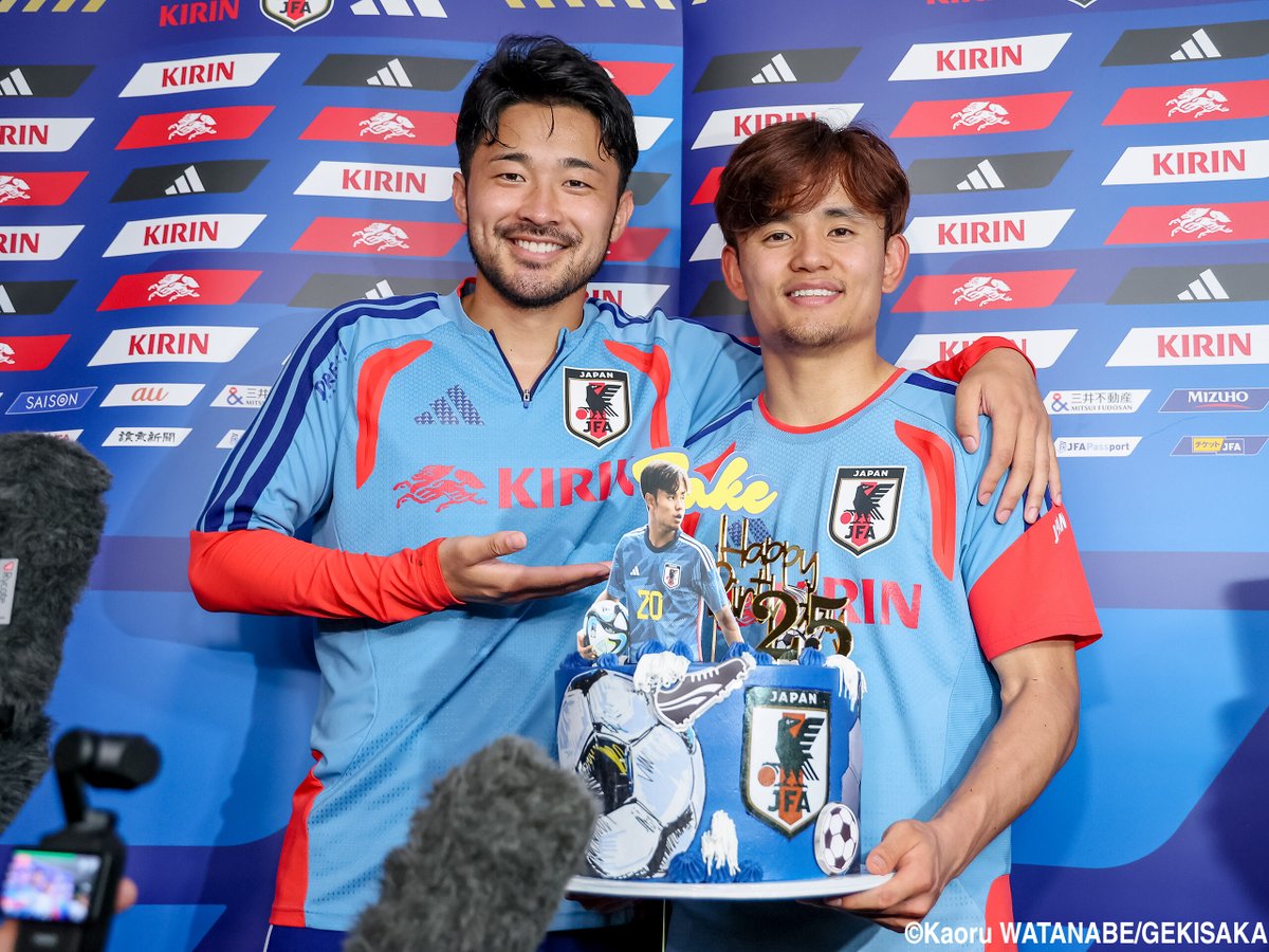 gekisaka's tweet photo. 菅原由勢がサプライズ! W杯目前に25歳誕生日迎えた久保建英「メンタル的にも僕は若いので」

https://t.co/agsRqyAAy9

#サッカー日本代表 #daihyo #FIFAWorldCup #FIFAWC2026 #ゲキサカ https://t.co/xL6uJU11Sh