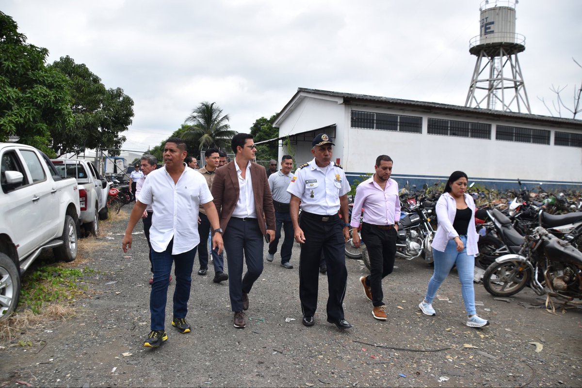CTEcuador's tweet photo. El Director Ejecutivo de la CTE, Abg. Gonzalo Ortega, recorrió la UCT de Milagro para fortalecer la gestión operativa y continuar impulsando una movilidad más segura para la ciudadanía. 

#GobiernoDelEcuador https://t.co/8dzKMU8mXA