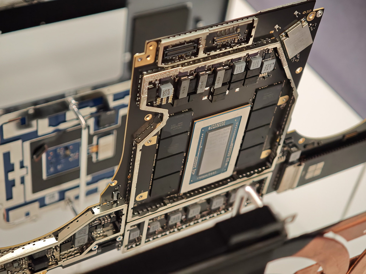 pc_watch's tweet photo. 1PFLOPSのノート「Surface RTX Ultra」分解モデル公開。巨大ファン搭載の理由とは https://t.co/baVYhY3hrx https://t.co/dF1L23sS3V