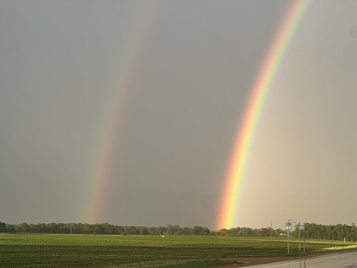JennPetree's tweet photo. I finally saw the start and end of a rainbow!!! #mnwx #doublerainbow 🌈 https://t.co/g98h3p9USY