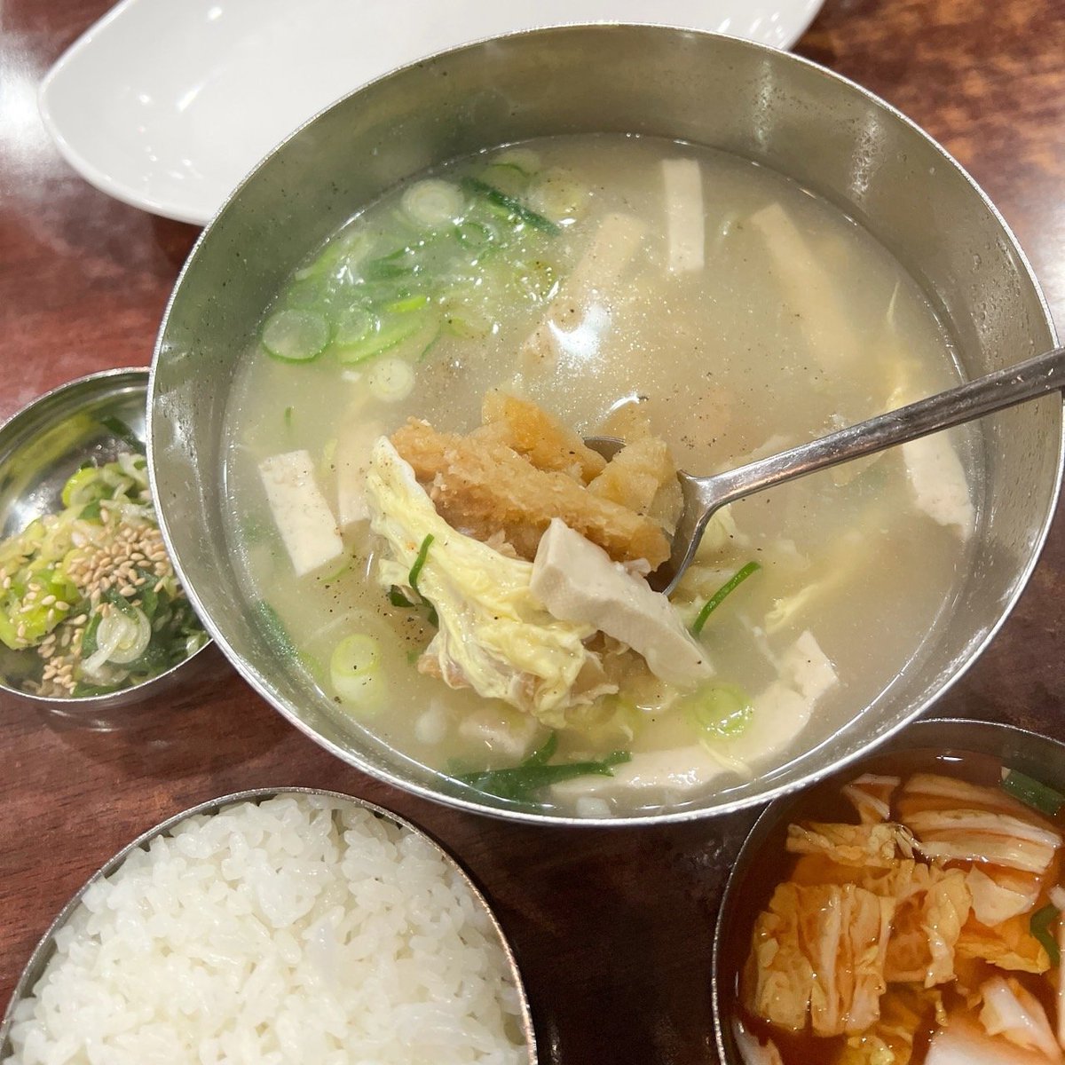 vivisummermode's tweet photo. Mugyo-dong Bugeo-guk 무교동북어국집 ข้าวต้มซุปปลาโพลล็อกแห้ง ร้านนี้คนโลคอลต่อแถวกินกันตั้งแต่เช้า แต่ก็รอคิวไม่นานนะ ซุปปลาแห้งต้มกับเต้าหู้ ไข่ และต้นหอมในน้ำซุปร้อนๆซดแล้วชื่นใจคลายหนาวได้ดีมากก ทานคู่กับกิมจิและแตงกวาดองยิ่งอร่อย เหมือนจะเห็นว่าร้านนี้ได้มิชลินด้วยนะ ใครอยากทานอะไรร้อนๆเป็นมื้อเช้า อยากให้มาลองกันค่ะ @aroii #รีวิวเกาหลี #seoul