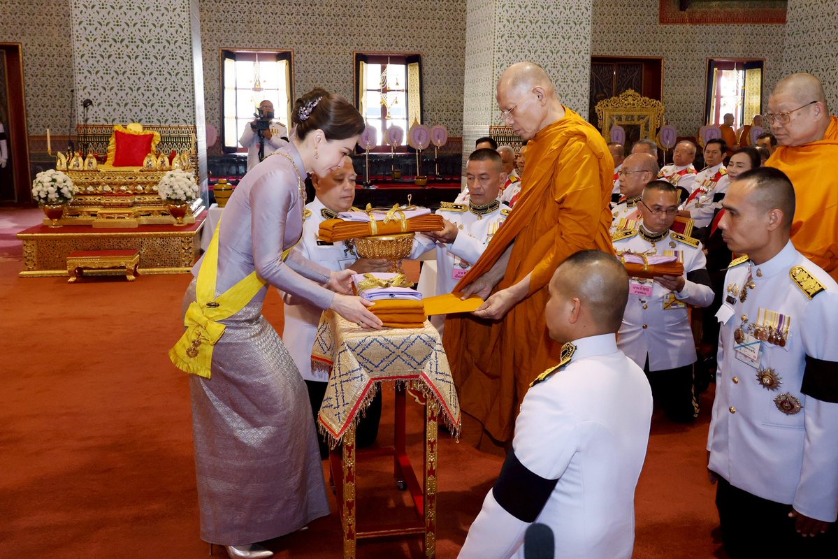 SBMB2020's tweet photo. วันที่ ๔ มิถุนายน  ๒๕๖๙ เวลา  ๑๐.๑๒  น. พระบาทสมเด็จพระเจ้าอยู่หัว และสมเด็จพระนางเจ้า ฯ พระบรมราชินี  เสด็จพระราชดำเนินโดยรถยนต์พระที่นั่ง ไปในการพระราชพิธีมหามงคลเฉลิมพระชนมพรรษา ๔ รอบ สมเด็จพระนางเจ้า ฯ พระบรมราชินี ๓ มิถุนายน ๒๕๖๙ ณ พระที่นั่งอมรินทรวินิจฉัย พระบรมมหาราชวัง https://t.co/kxjFcKJjPq
