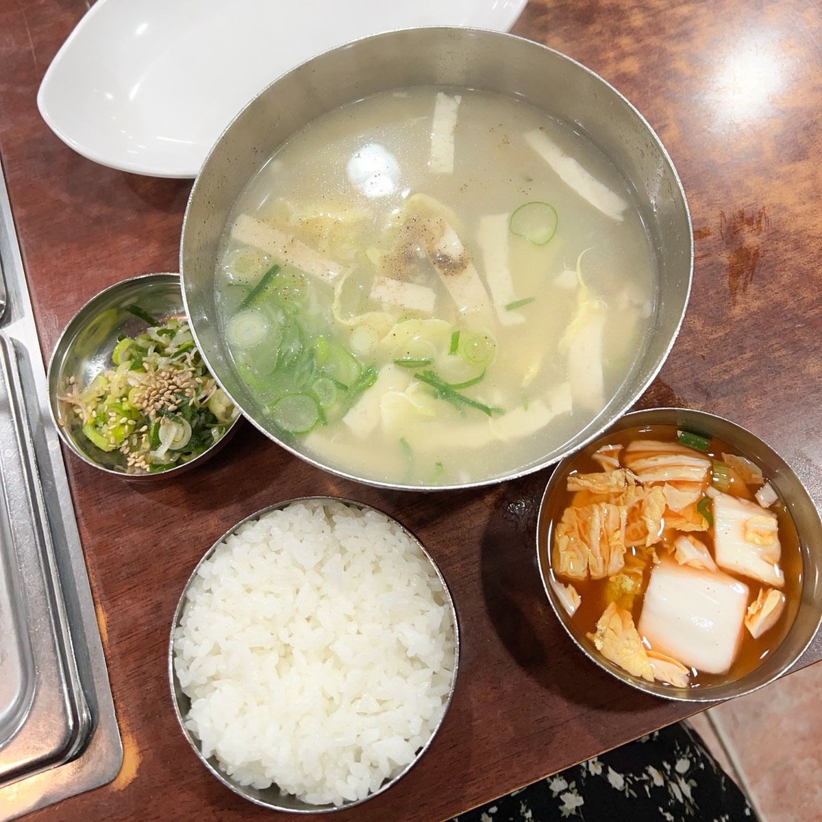 vivisummermode's tweet photo. Mugyo-dong Bugeo-guk 무교동북어국집 ข้าวต้มซุปปลาโพลล็อกแห้ง ร้านนี้คนโลคอลต่อแถวกินกันตั้งแต่เช้า แต่ก็รอคิวไม่นานนะ ซุปปลาแห้งต้มกับเต้าหู้ ไข่ และต้นหอมในน้ำซุปร้อนๆซดแล้วชื่นใจคลายหนาวได้ดีมากก ทานคู่กับกิมจิและแตงกวาดองยิ่งอร่อย เหมือนจะเห็นว่าร้านนี้ได้มิชลินด้วยนะ ใครอยากทานอะไรร้อนๆเป็นมื้อเช้า อยากให้มาลองกันค่ะ @aroii #รีวิวเกาหลี #seoul