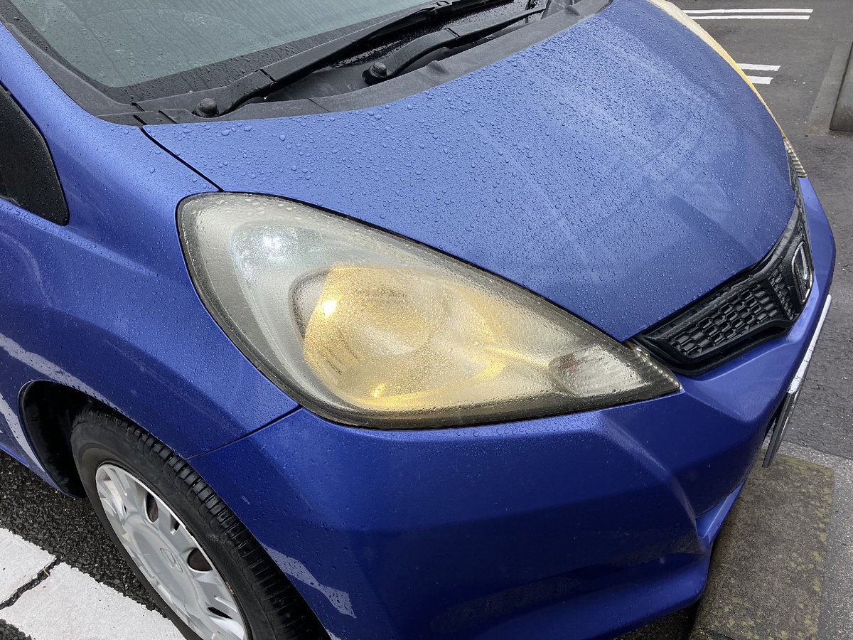 D51o3's tweet photo. 車に付けたときの些細な問題は、眉毛が白くなったばあちゃんみたいな顔に見えることかなぁｗ
全部白いほうが格好は良いんだろうな。
機能面安全面で元の真っ白6500Kには戻す気にならなくなっちゃったから、ポジションT10をハロゲンか電球色LEDにすりゃ良いのだろうけど。。 https://t.co/yF5pjMIV3h