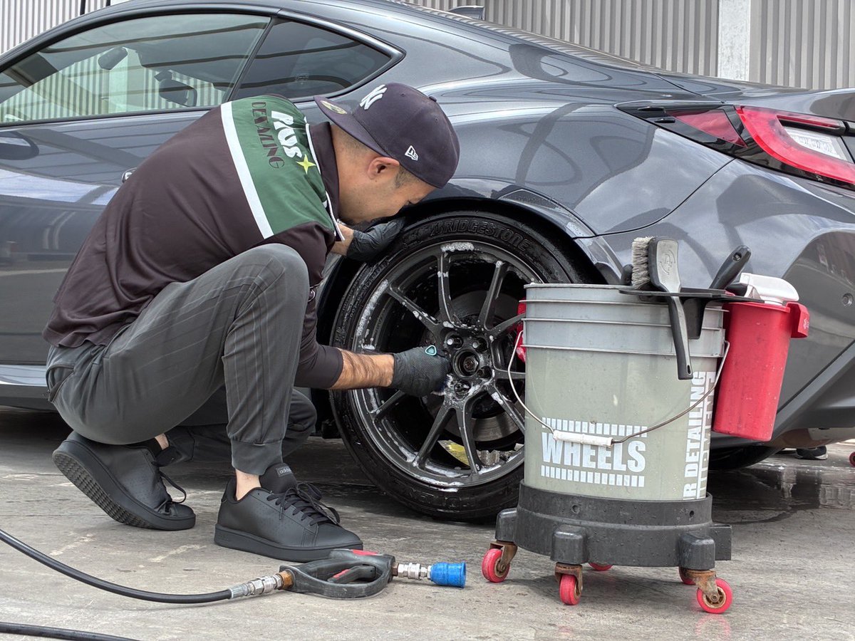 1Cardetail's tweet photo. 本日も始まっております🫡
台風後は走行で付着しないいろんなものを被るので洗車で落としておきましょう🚗🫧 https://t.co/h61Q3tMWpP