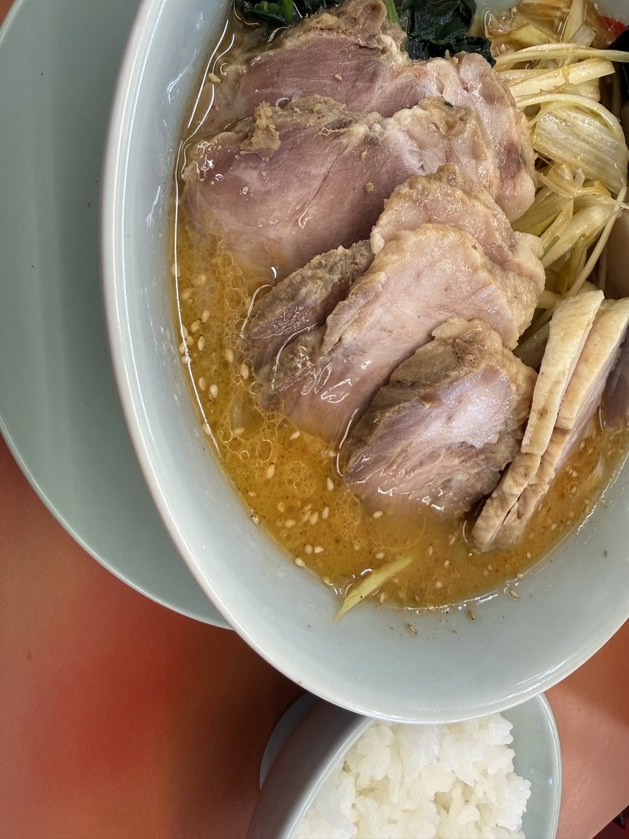 Roripyon's tweet photo. ラーメンは、山岡家〜🎵

これは愛知の小牧店なのですが
ここで食べると毎回
お腹ぎゅるりんちょなります

でもうますぎるっぴい！！ https://t.co/Jv60dGYyai