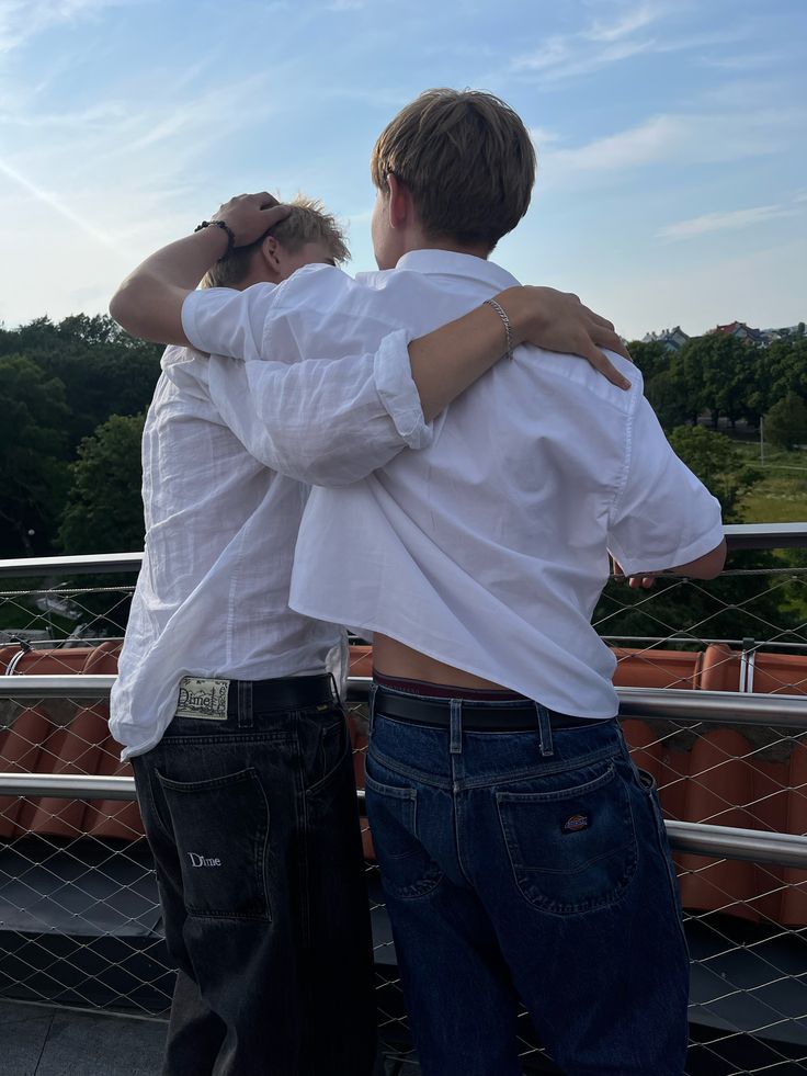 sourzdrnk's tweet photo. Tu é meio duvidoso mas é meu melhor amigo, bom demais ser seu 2° irmão gêmeo! Feliz vida irmãozinho, não fique bêbado sem mim, te amo. https://t.co/4F9L786RUD