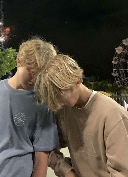 sourzdrnk's tweet photo. Tu é meio duvidoso mas é meu melhor amigo, bom demais ser seu 2° irmão gêmeo! Feliz vida irmãozinho, não fique bêbado sem mim, te amo. https://t.co/4F9L786RUD
