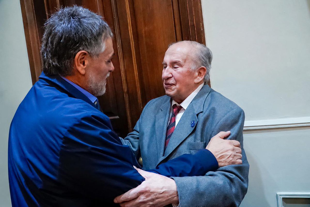 ArielPuy's tweet photo. Hay dirigentes que ocupan cargos, y hay dirigentes que dejan huellas. Lázaro Fonzalida pertenece a estos últimos.

Con la recuperación de la democracia en 1983, el pueblo de Chilecito lo eligió como intendente, confiando en un hombre sencillo, comprometido y profundamente identificado con las necesidades de su gente. Desde entonces, construyó una trayectoria política ejemplar, basada en la humildad, la cercanía con los vecinos y una inquebrantable vocación de servicio.

Su legado no se mide solamente por las responsabilidades que asumió, sino por el afecto y el respeto que supo cosechar a lo largo de los años. Fue un dirigente que entendió la política como una herramienta para transformar realidades y generar oportunidades para los riojanos.

Hoy rendimos homenaje a un hombre de convicciones firmes, valores sólidos y compromiso democrático. Su historia forma parte del patrimonio político y humano de La Rioja. 

Gracias, Lázaro, por tu ejemplo, tu entrega y tu amor por Chilecito y por nuestra provincia.