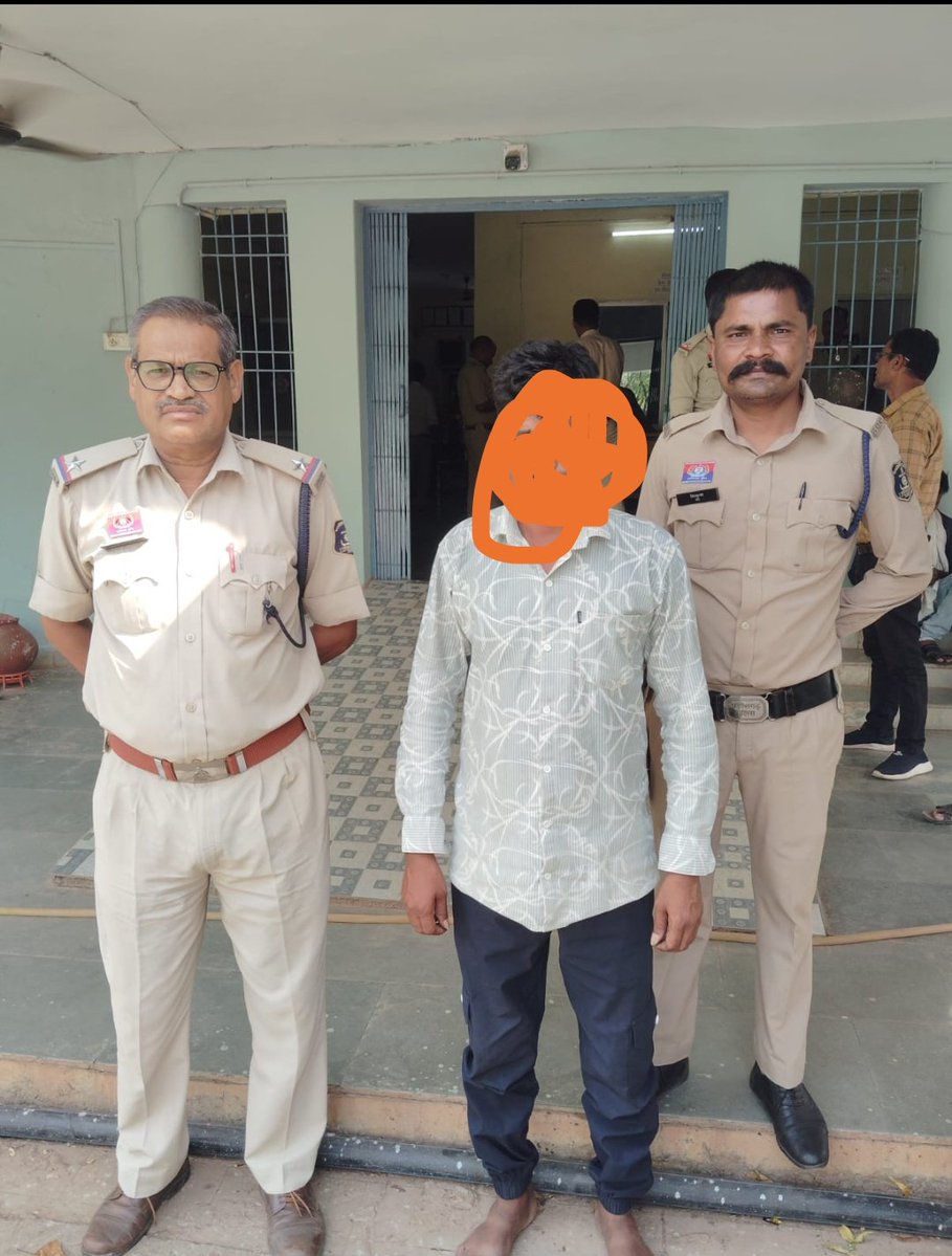 BemetaraP's tweet photo. पुलिस उप महानिरीक्षक (DIG) श्री रामकृष्ण साहू (IPS) के निर्देशन पर बेमेतरा पुलिस की अवैध गतिविधियों पर कार्यवाही जारी।साइबर सेल एवं थाना सिटी कोतवाली बेमेतरा पुलिस टीम की संयुक्त कार्यवाही।जुआ सट्टा एक्ट के एक प्रकरण में एक आरोपी से नगदी 9,500रूपये, मोबाईल एवं सट्टा-पट्टी,जप्त। https://t.co/LZvpLDcH4H