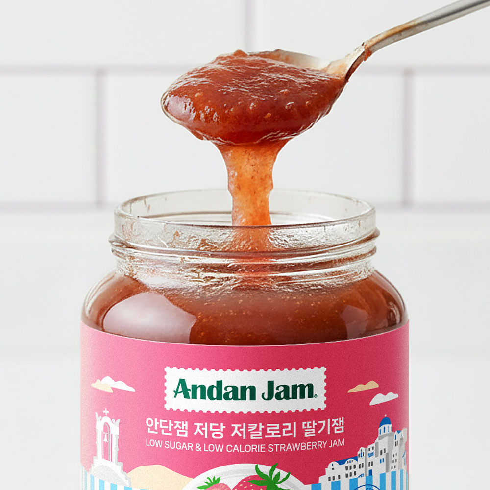 _andanjam's tweet photo. 트친님들... 그동안 칼로리는 낮았지만 애매한 당류 때문에 차마  '저당잼'이라 부르지 못하고... 현대판 홍길동처럼 속으로 피눈물만 훔쳤던 트지기입니다🥹

드디어 저희가 해냈어요. 기존 4~7g이던 당류를 싹 다 갈아엎고, 4가지 맛 전부 당류 5g 미만으로 꽉꽉 맞춘 찐 '저당저칼로리잼'으로 리뉴얼했습니다! 🎉

단순한 다이어트용 잼이 아니라 진짜 프리미엄 디저트 퀄리티라고 자부합니다. 식빵에 듬뿍 퍼 발라도 죄책감 제로니까 제발 한 번만 잡숴봐주세요 ㅠㅠ (타래로 맛 추천 이어집니다👇)