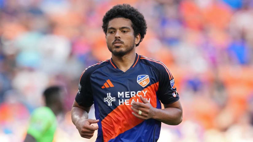 TransferFootBr's tweet photo. O #Bahia avalia uma proposta de 8 milhões de euros por Evander, destaque do Cincinnati. Valorizado na MLS, o negócio é considerado difícil. O meia já manifestou o desejo de voltar ao futebol brasileiro. #bbmp 

🗞️ The Cincinnati Enquirer https://t.co/ga1TYhd7qN