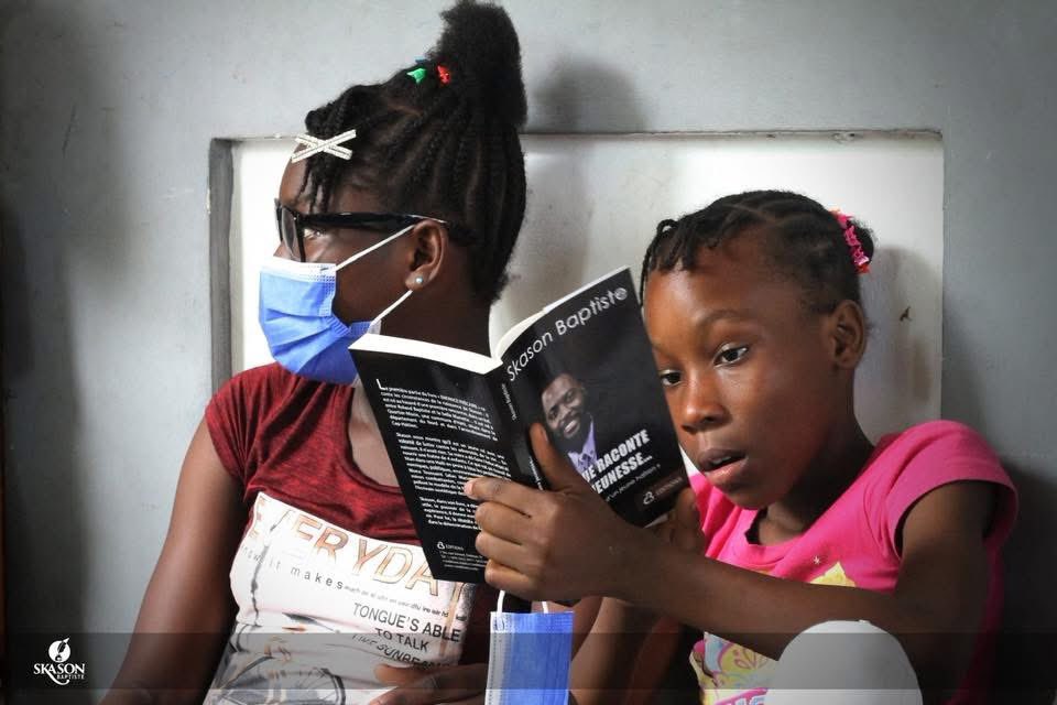 SkasonBaptiste's tweet photo. 🔴 APÈL POU KÈK OTÈ HAYTIEN AK MOUN KI RENMEN LITERATI HAYTIÈN

Bonjou konpatriyòt mwen yo,

Nan kad finalizasyon yon pwojè editoryal m ap pibliye byento, mwen bezwen kèk detay sou plizyè zèv ayisyen ki make domèn motivasyon, lidèchip, devlòpman pèsonèl ak antreprenarya.

M ta renmen antre an kontak ak otè liv sa yo oswa ak nenpòt moun ki kapab ede m jwenn enfòmasyon bibliyografik ki pi presi sou zèv yo (ane piblikasyon, mezon edisyon, elatriye).

Liv mwen ap chèche enfòmasyon sou yo yo se :

1- Ducky Charles — Bien se diriger pour bien diriger
2- Renès Decière — Améliorer sa situation financière au regard de la Bible
3- Henri M. Dorléans — Change-toi toi-même et change ton pays
4- Kenley Jean-Baptiste — 7 secrets pour passer de zéro à héros
5- Sony Lamarre Joseph — Debout jusqu’au bout
6- Marc Stevenson Nepius — Millionnaire de la masse
7- Mathias Pierre — Le pouvoir du rêve
8- Adler Sylphat — Indéboulonnable
9- Jean Marie William Zéphir — N’abandonne jamais
10- Jean Djerkens Don — Le pouvoir de la volonté face aux obstacles.

Objektif mwen se sitou kontribye, nan limit mwen, pou bay travay otè sa yo plis vizibilite nan yon pwojè serye ki pral pibliye trè byento.

Si yonn nan otè sa yo wè mesaj sa a, oswa si ou konnen kijan mwen ka kontakte yo, tanpri ekri m :
- +509 37 61 91 91
- skasonbaptiste@gmail.com

Mèsi davans ak tout moun ki pral ede mesaj sa a rive jwenn otè yo oswa moun ki pwòch yo.

Menm jan Mesye Ileus Papillon ta ka di l, an n kontinye ankouraje liv, lèkti ak pwodiksyon entelektyèl haytien.

— #SkasonBaptiste
Yon siywayen haytien ki pa fini lekòl...
ki pa regrèt nonplis.