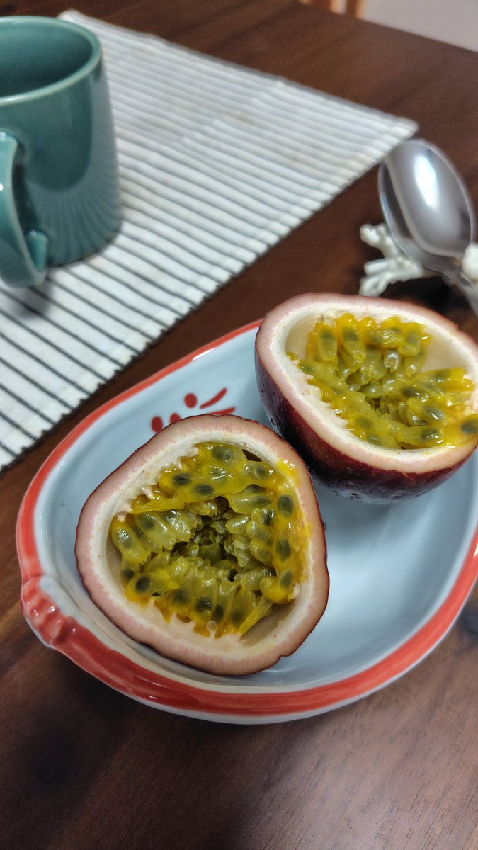 tomatomamax's tweet photo. 台風で落ちちゃったパッションフルーツを頂きました。
皮にちょこっと傷が付いてるだけ���、中身は果肉たっぷり！甘くて美味しい！
出荷出来ないなんて勿体ないなあ😢😢😢
台風め〜😡😡😡

#奄美大島
#パッションフルーツ
#台風６号 https://t.co/OVouWVdQ4h